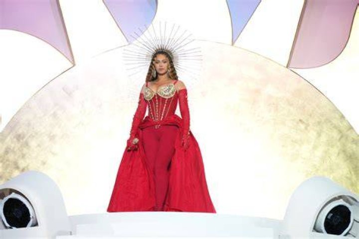How much was Beyoncé paid in Dubai?