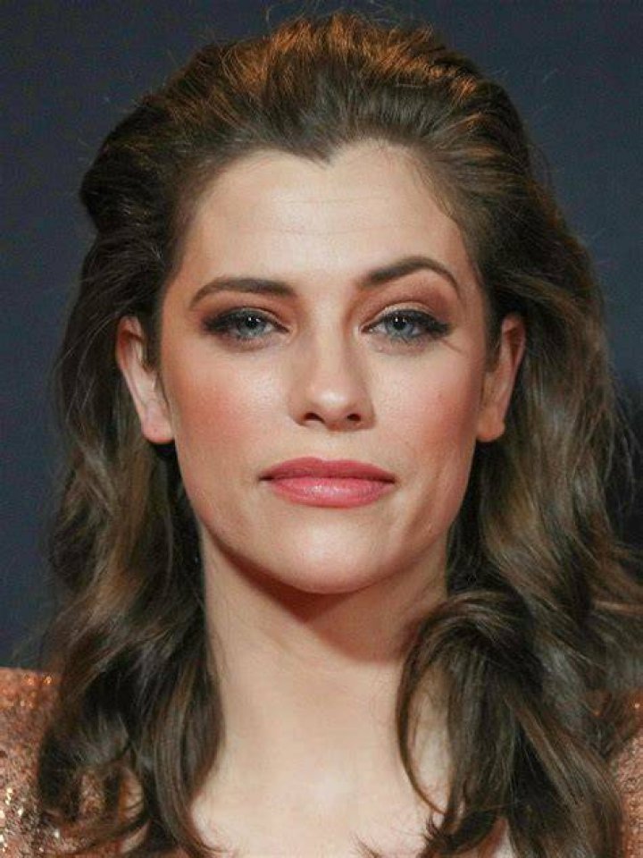 Oliver Jackson-Cohen Married, Wife, Net Worth, Measurements Jessica De Gouw